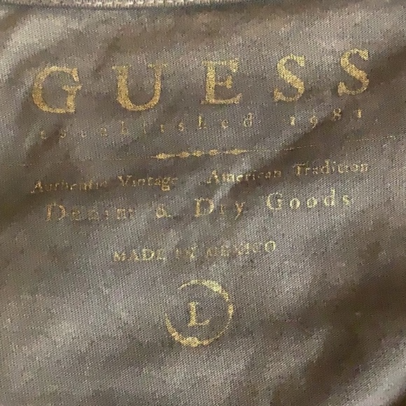 Guess Size Large V-Neck Graphic Tee. Preloved - Picture 4 of 5
